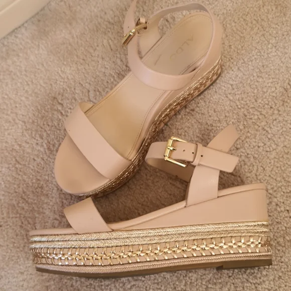 Sandle - Picture 2 of 5